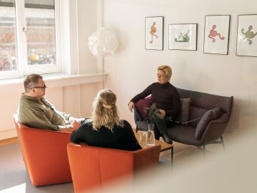 Par sidder sammen med psykolog og får psykologhjælp i Scleroseforeningen