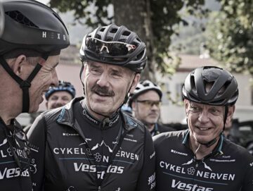Svend Hansen Tarp i cykeltøj sammen med andre rytteren på Cykelnerven 2021.