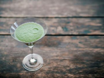 Grøn smoothie anrettet i et cocktail-glas.