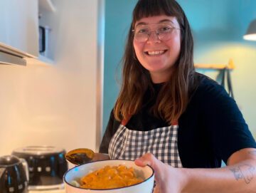 Naja fremviser en portion mad i sit køkken