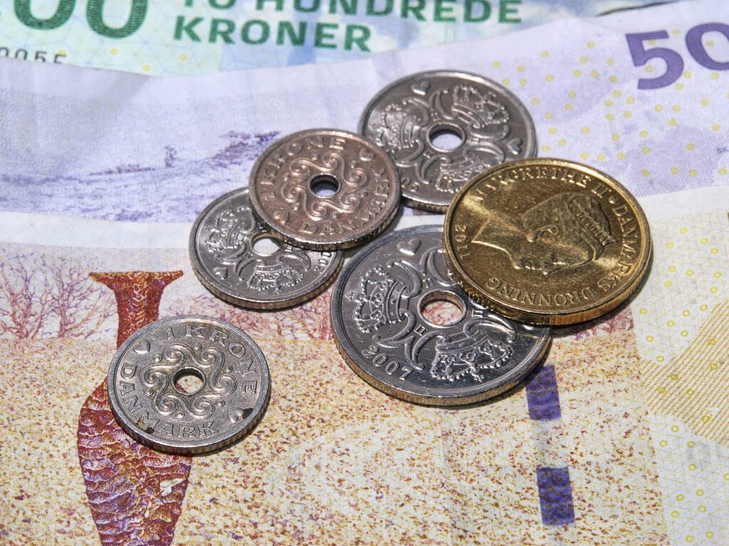Danske mønter og pengesedler.