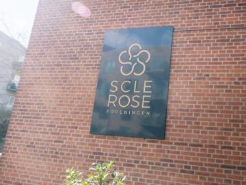 Billede af Scleroseforeningens logo ude foran sekretariatet