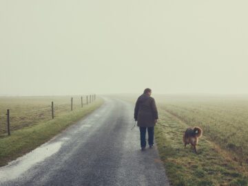 Dame går tur med sin hund i tågen
