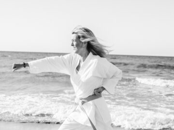 Louise dyrker karate på stranden