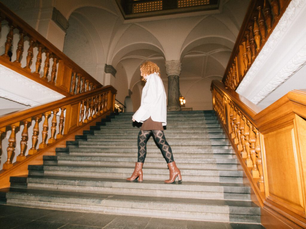 Rosa Lund går på trappe.