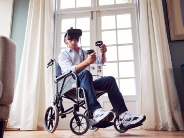 Mand i kørestol med virtual reality-briller på