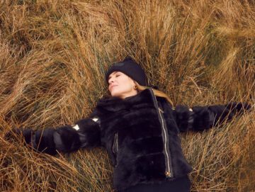 Anne Sofie Espersen ligger på en mark med lukkede øjne