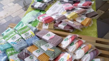 Strikkede klude og bordskånere til salg til fordel for sclerose