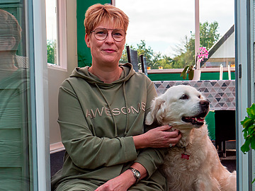Anja Ritter Nielsen sidder i døren med sin hund.
