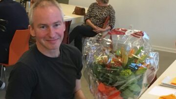 Mand der har modtaget en buket blomster