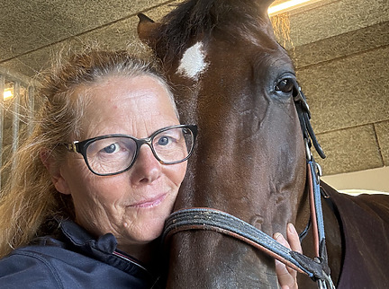 Selfie af kvinde med hest