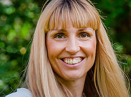 Signe Smith Jervelund er lyshåret og smiler til kameret