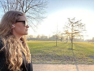 Amalie Nebelong går tur i solskin