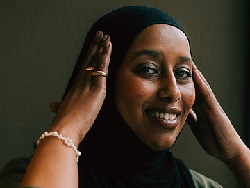 Nærbillede Ibtisam Said, som smiler stort og ser ind i kameraet.