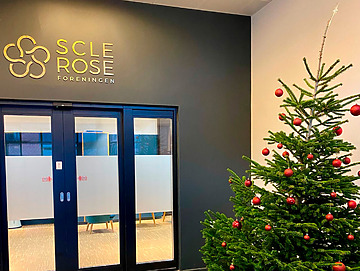 Pyntet juletræ foran hovedindgangen til Scleroseforeningens kontor