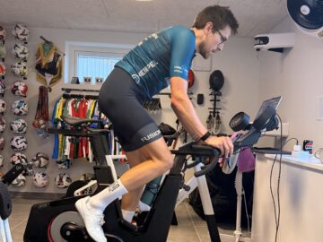 Jacob sidder på en cykel