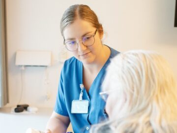 Sygeplejerske i samtale med patient